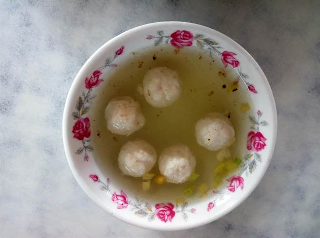 在虱目魚、花枝或鱈魚丸充斥的小吃市場,「米糕甲」的旗魚丸在雲林縣斗南鎮一枝獨秀。(許素惠攝) 在虱目魚、花枝或鱈魚丸充斥的小吃市場,「米糕甲」的旗魚丸在雲林縣斗南鎮一枝獨秀。(許素惠攝)