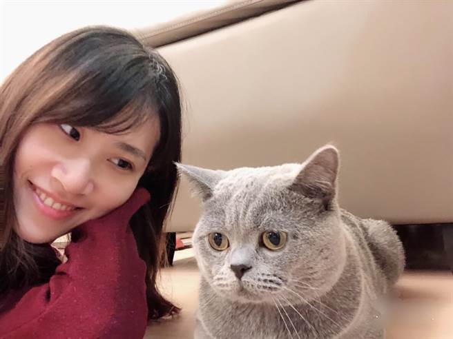 營養師朱偉菁從恐貓一族,如今升格為「鏟屎官」。(朱偉菁提供) 營養師朱偉菁從恐貓一族,如今升格為「鏟屎官」。(朱偉菁提供)