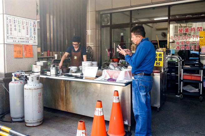 老福魚丸米粉店是在地知名的老店,還沒到用餐時刻就有顧客上門。(李忠一攝) 老福魚丸米粉店是在地知名的老店,還沒到用餐時刻就有顧客上門。(李忠一攝)
