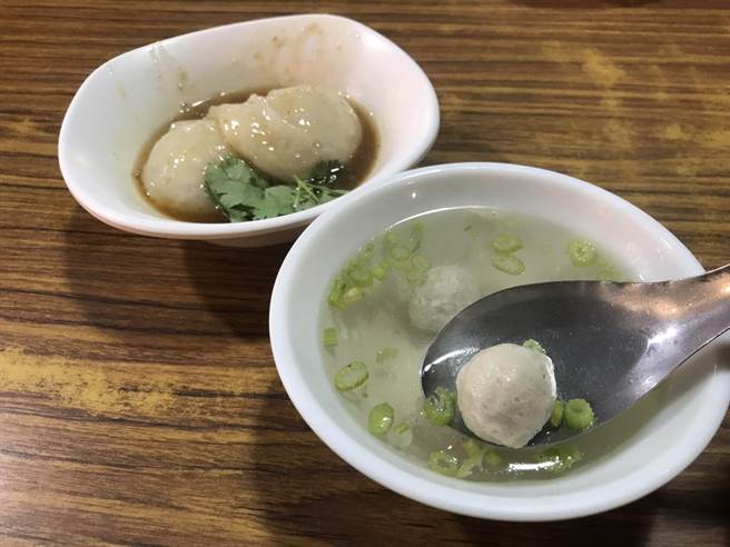 一碗虱目魚丸湯只要25元,配上招牌肉圓35元,是黃昏市場內的銅板美食。(張祈攝) 一碗虱目魚丸湯只要25元,配上招牌肉圓35元,是黃昏市場內的銅板美食。(張祈攝)