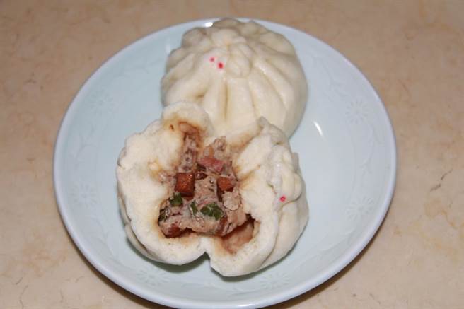 小炒肉包用料大方,每口都能嘗到魷魚、豆干、肉末。(何冠嫻攝) 小炒肉包用料大方,每口都能嘗到魷魚、豆干、肉末。(何冠嫻攝)