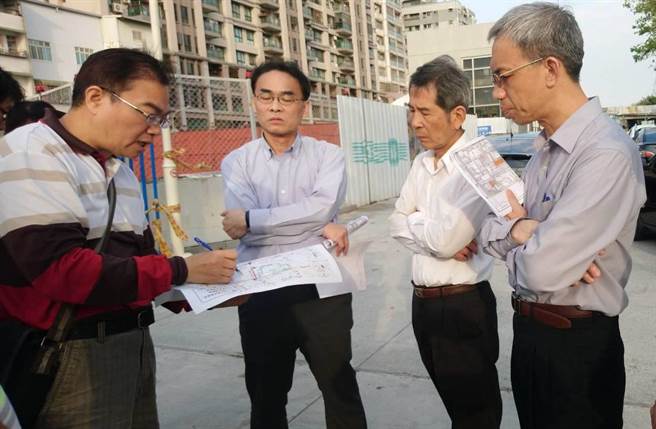 高市配合鐵路地下化通車後沿線立體設施拆除,16日將拆除大順路橋並封閉30天,交通局長鄭永祥(中)先行視察,希望施工期間降低交通衝擊。(劉宥廷攝) image