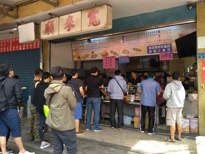 寬來順傳統早點在左營果貿社區家喻戶曉,經常大排長龍。(曹明正攝) image