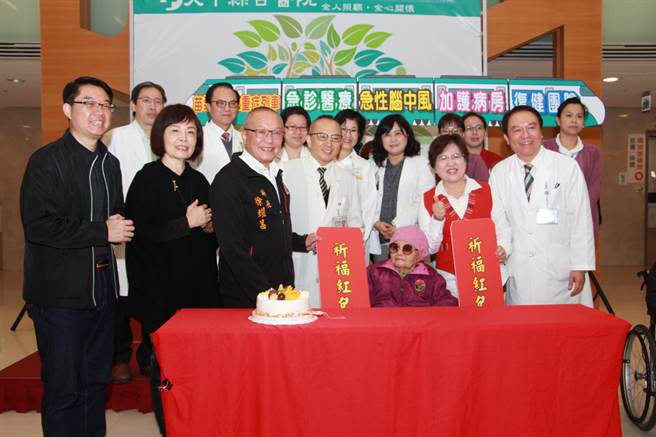 苗栗87歲黃邱秋娘1月中旬確診腦中風,經院方急救撿回寶貴一命,7日出席重生慶祝會。(何冠嫻攝) image