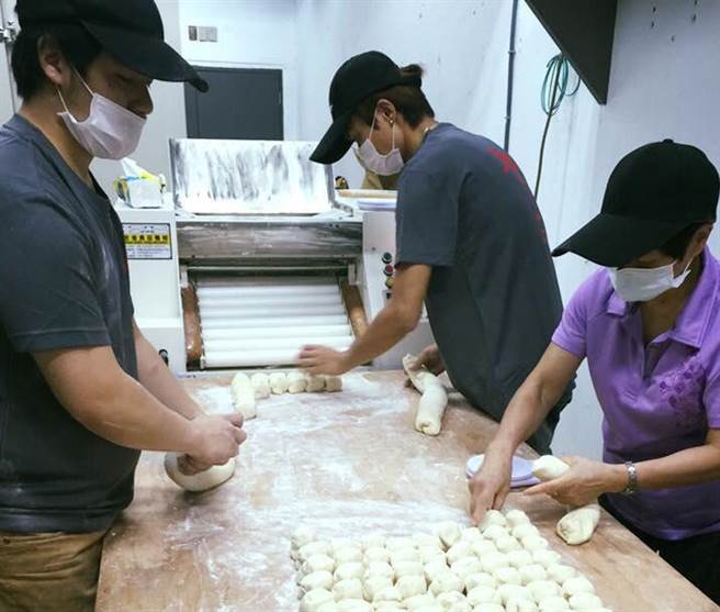 「松包子」麵皮皆是每日手工現桿。(松包子提供) 「松包子」麵皮皆是每日手工現桿。(松包子提供)