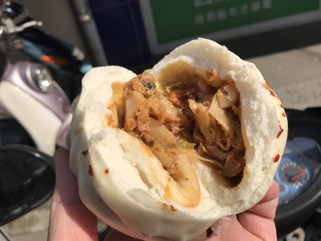 豐園包子種類繁多,韓式泡菜鮮肉包是不少饕客最愛之一,夠勁夠味。(葉德正攝) 豐園包子種類繁多,韓式泡菜鮮肉包是不少饕客最愛之一,夠勁夠味。(葉德正攝)
