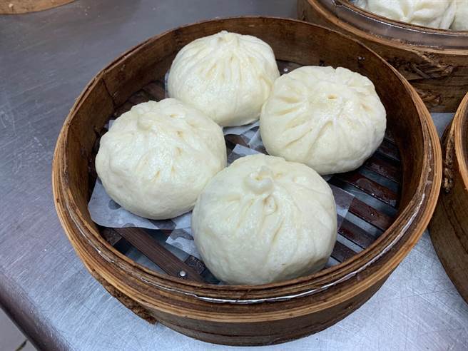 包子殿的包子又大又好吃,大男生連吃兩個就有飽足感。(吳岳修攝) 包子殿的包子又大又好吃,大男生連吃兩個就有飽足感。(吳岳修攝)