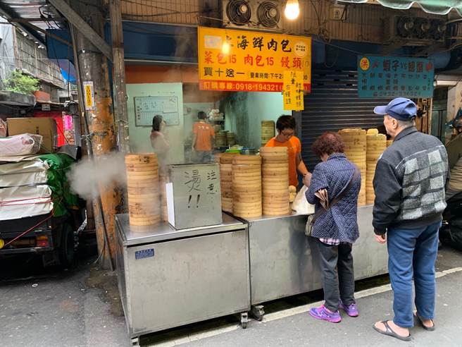 永和智光街包子殿,攤位前總是排滿購買人潮。(吳岳修攝) 永和智光街包子殿,攤位前總是排滿購買人潮。(吳岳修攝)