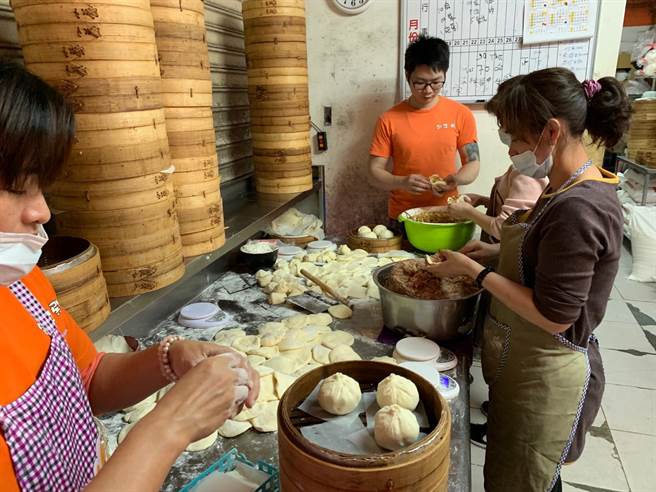 永和智光街包子殿的包子,現捏現包現蒸,要讓顧客吃到最新鮮的熱騰騰包子。(吳岳修攝) 永和智光街包子殿的包子,現捏現包現蒸,要讓顧客吃到最新鮮的熱騰騰包子。(吳岳修攝)