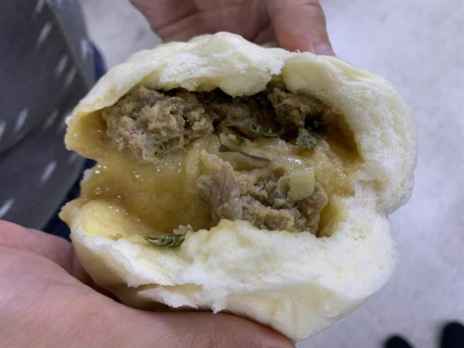 樹林區長壽街無名包子店的鮮肉包,剝開就看見油亮亮的肉汁,不禁讓人食指大動。(王揚傑攝) 樹林區長壽街無名包子店的鮮肉包,剝開就看見油亮亮的肉汁,不禁讓人食指大動。(王揚傑攝)