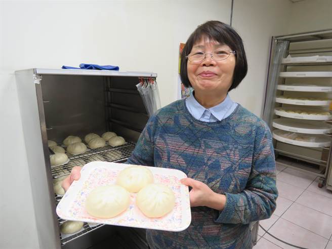 謝老闆10餘年前在新北市中和區創立「打狗舖肉包子專賣店」,麵皮採用老麵、活酵母發酵而成,選用溫體黑豬三層肉與梅花肉混合而成的內餡。(葉書宏攝) 謝老闆10餘年前在新北市中和區創立「打狗舖肉包子專賣店」,麵皮採用老麵、活酵母發酵而成,選用溫體黑豬三層肉與梅花肉混合而成的內餡。(葉書宏攝)