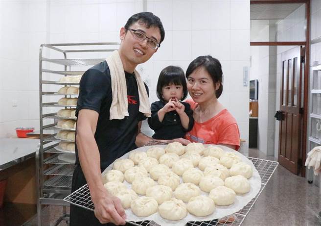 堅持每日手工現揉的包子外皮加上傳統美味的餡料,侯傑肉包饅頭專賣店吸引不少民眾前來購買。(張亦惠攝) image
