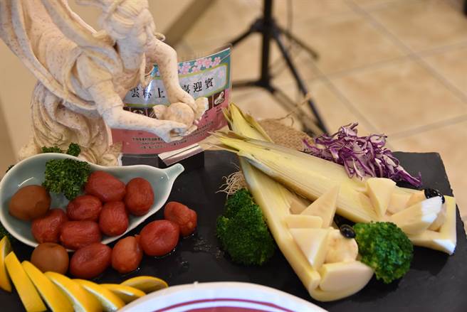 劍湖山渡假飯店「禪園中餐廳」以在地食材推出具雲林地方風味的佳餚,新菜色之一「雲林上場喜迎賓」。(周麗蘭攝) 劍湖山渡假飯店「禪園中餐廳」以在地食材推出具雲林地方風味的佳餚,新菜色之一「雲林上場喜迎賓」。(周麗蘭攝)