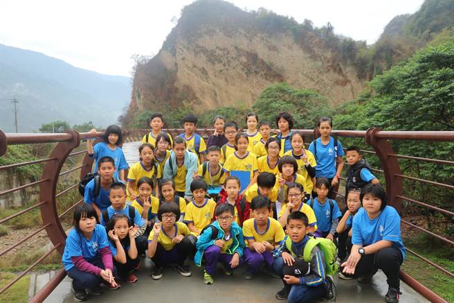 南大附小彩虹斑馬志工隊與七股龍山國小師生前往高雄六龜十八羅漢自然保護區,造訪礫岩惡地和埋積谷地形,驚嘆大自然巧奪天工。(莊曜聰翻攝) 南大附小彩虹斑馬志工隊與七股龍山國小師生前往高雄六龜十八羅漢自然保護區,造訪礫岩惡地和埋積谷地形,驚嘆大自然巧奪天工。(莊曜聰翻攝)