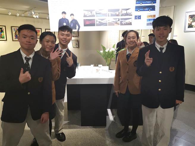 新竹縣忠信學校多廣室科暨新一代初級及中等教育教師美術作品聯展,即日起至17日在新竹市文化局登場。(陳育賢攝) 新竹縣忠信學校多廣室科暨新一代初級及中等教育教師美術作品聯展,即日起至17日在新竹市文化局登場。(陳育賢攝)