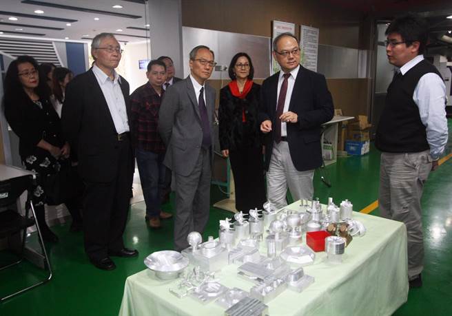 僑委會官員參觀龍華科大五軸加工實驗室,見證產學研發能量。(賴佑維翻攝) 僑委會官員參觀龍華科大五軸加工實驗室,見證產學研發能量。(賴佑維翻攝)