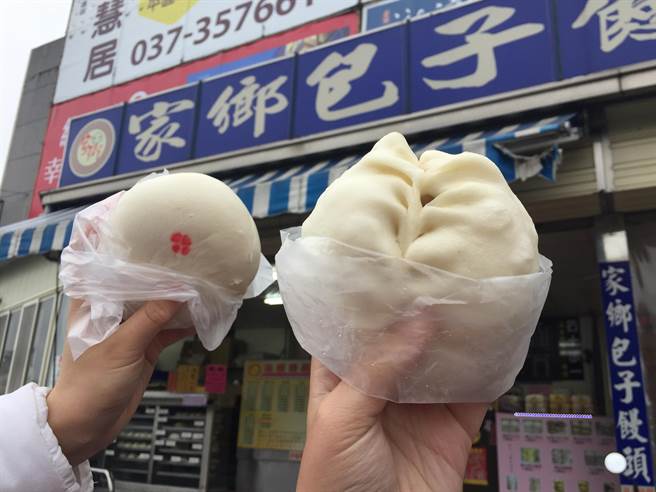 家鄉包子饅頭口味多元,左為噴香花生包,右為素高麗菜包。(巫靜婷攝) 家鄉包子饅頭口味多元,左為噴香花生包,右為素高麗菜包。(巫靜婷攝)