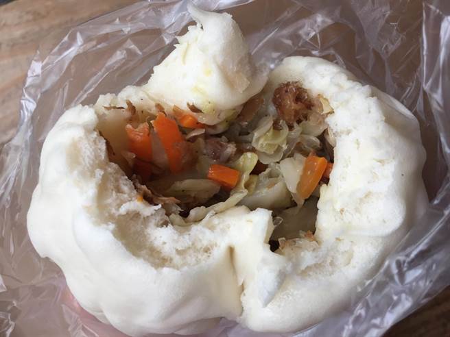素高麗菜包內有爽脆高麗菜、紅蘿蔔絲、粉絲等內餡。(巫靜婷攝) 素高麗菜包內有爽脆高麗菜、紅蘿蔔絲、粉絲等內餡。(巫靜婷攝)