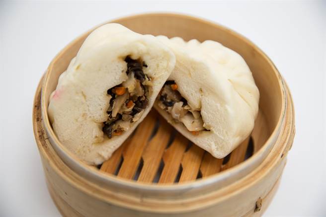 柳營區農會輔導田嬤嬤班員,用鮮乳開發特產品,其中以鮮乳代替水揉麵,手工製作出的包子口感綿密、外皮Q彈,內餡豐富的菜包更是招牌之一。(柳營區農會提供) 柳營區農會輔導田嬤嬤班員,用鮮乳開發特產品,其中以鮮乳代替水揉麵,手工製作出的包子口感綿密、外皮Q彈,內餡豐富的菜包更是招牌之一。(柳營區農會提供)