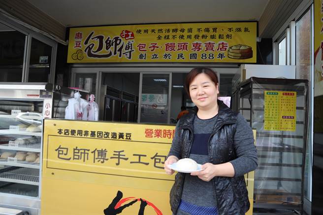 包師傅手工包子饅頭專賣店老闆呂繐伶表示,她的產品強調養生,不用發粉、膨鬆劑。(劉秀芬攝) 包師傅手工包子饅頭專賣店老闆呂繐伶表示,她的產品強調養生,不用發粉、膨鬆劑。(劉秀芬攝)