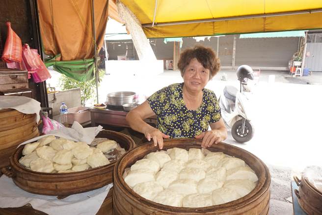新化黃記肉包在新化開店超過30多年,講究純手工做的菜包、肉包和饅頭,也是新化菜市場知名老店之一。(李其樺攝) 新化黃記肉包在新化開店超過30多年,講究純手工做的菜包、肉包和饅頭,也是新化菜市場知名老店之一。(李其樺攝)