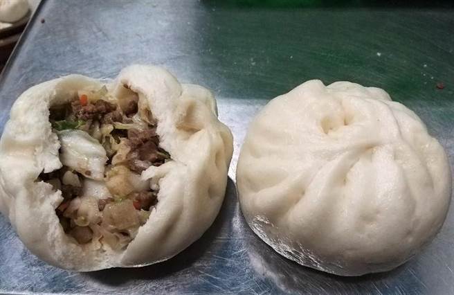 堅持手工製作、真材實料的最正港澎湖菜包好滋味。(陳可文攝) 堅持手工製作、真材實料的最正港澎湖菜包好滋味。(陳可文攝)