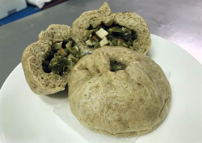 千壽菜包的雪裡紅口味在坊間較難得一見。(林宏聰攝) 千壽菜包的雪裡紅口味在坊間較難得一見。(林宏聰攝)
