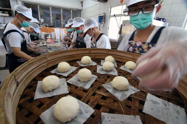東成技訓所生產的肉包、菜包,口感紮實,CP值超高。 (莊哲權攝) 東成技訓所生產的肉包、菜包,口感紮實,CP值超高。 (莊哲權攝)