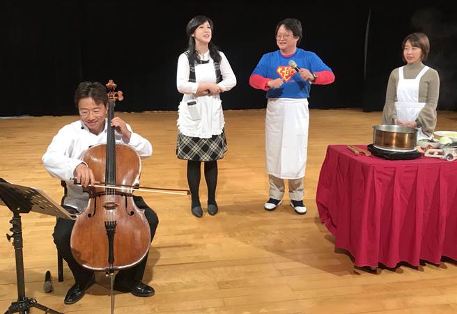 音樂玩童張正傑(左一)此次再度帶來西方義大利麵與東方牛肉麵PK的創意音樂會,究竟最後誰能勝出,5月4日揭曉。(陳育賢攝) 音樂玩童張正傑(左一)此次再度帶來西方義大利麵與東方牛肉麵PK的創意音樂會,究竟最後誰能勝出,5月4日揭曉。(陳育賢攝)