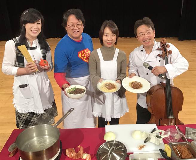 音樂玩童張正傑(右一)此次再度帶來西方義大利麵與東方牛肉麵PK的創意音樂會,究竟最後誰能勝出,5月4日揭曉。(陳育賢攝) 音樂玩童張正傑(右一)此次再度帶來西方義大利麵與東方牛肉麵PK的創意音樂會,究竟最後誰能勝出,5月4日揭曉。(陳育賢攝)