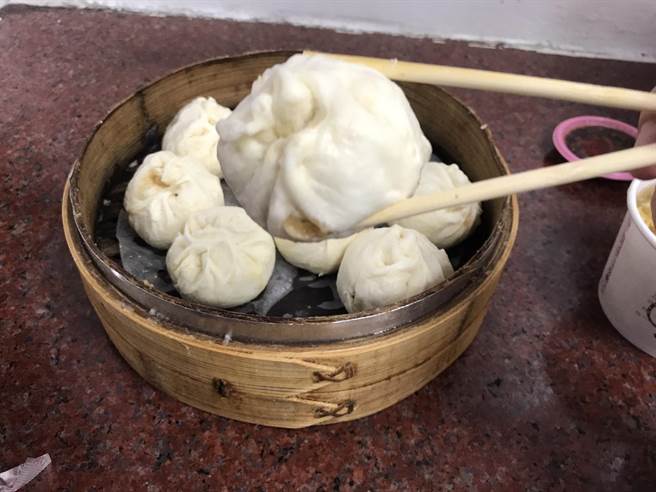 公正包子小籠包一個只要5元,小籠包特色是厚實、帶點甜味的外皮加上不油膩肉汁。(張祈攝) 公正包子小籠包一個只要5元,小籠包特色是厚實、帶點甜味的外皮加上不油膩肉汁。(張祈攝)