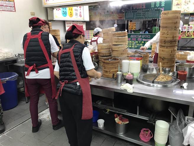 公正包子小籠包現做現蒸,工作人員從開店到收店都沒有偷閒時間。(張祈攝) 公正包子小籠包現做現蒸,工作人員從開店到收店都沒有偷閒時間。(張祈攝)