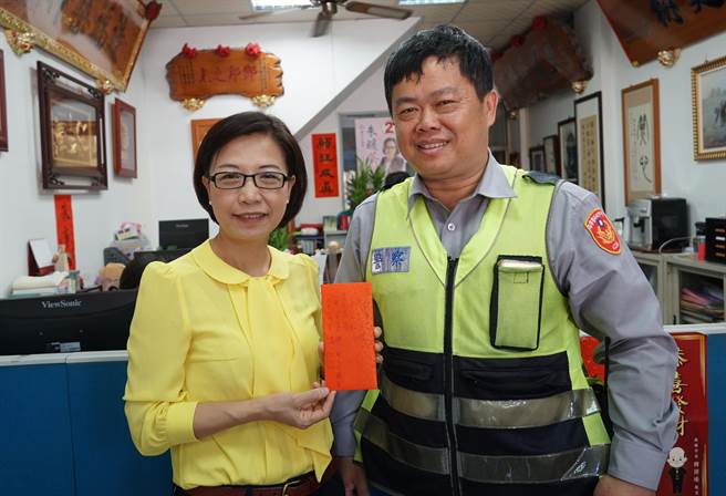 台中市議員朱暖英(左起)受林文生之請託與幫忙找人的春社派出所陳姓員警,21日要轉送酬金給洪姓司機,不過洪先生沒來、並婉謝酬金,表示這是他的本份。(黃國峰攝) 台中市議員朱暖英(左起)受林文生之請託與幫忙找人的春社派出所陳姓員警,21日要轉送酬金給洪姓司機,不過洪先生沒來、並婉謝酬金,表示這是他的本份。(黃國峰攝)