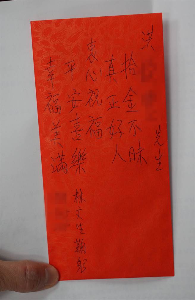 林文生在計程車上遺失皮夾,洪姓司機親自送回,於是準備1萬塊大禮,要酬謝司機。(黃國峰攝) 林文生在計程車上遺失皮夾,洪姓司機親自送回,於是準備1萬塊大禮,要酬謝司機。(黃國峰攝)
