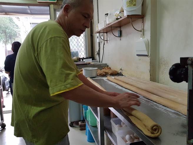竹北市八街豆漿店員工每天親手桿麵皮,現包現賣。(徐養齡攝) 竹北市八街豆漿店員工每天親手桿麵皮,現包現賣。(徐養齡攝)