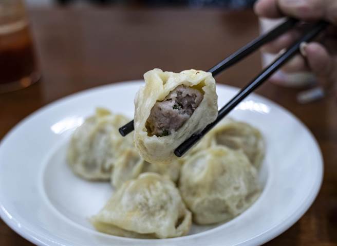 姐妹小籠包用夾心絞肉做餡料,肉質紮實鮮嫩,並有甜美的湯汁。(羅浚濱攝) 姐妹小籠包用夾心絞肉做餡料,肉質紮實鮮嫩,並有甜美的湯汁。(羅浚濱攝)