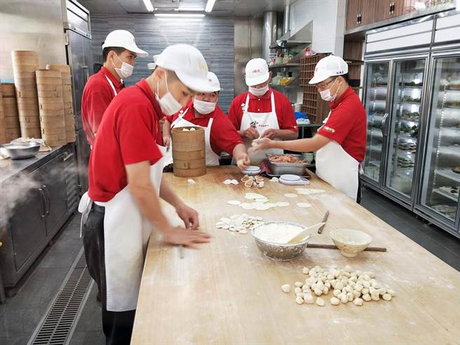 台南市上海好味道小籠湯包的小籠湯包,都由湯包師傅手工捏製。(洪榮志攝) 台南市上海好味道小籠湯包的小籠湯包,都由湯包師傅手工捏製。(洪榮志攝)