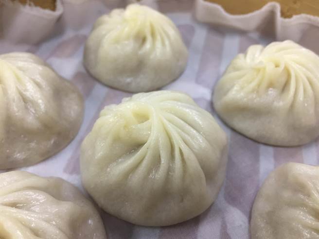 位於東區榮譽街的「御品小籠包」,是巷仔內好滋味,「黃金18摺」的皮摺呈現店家講究的好手藝。(曹婷婷攝) 位於東區榮譽街的「御品小籠包」,是巷仔內好滋味,「黃金18摺」的皮摺呈現店家講究的好手藝。(曹婷婷攝)