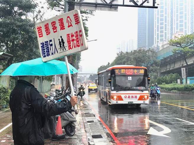 新北市府交通局針對全市16條易壅塞及主要幹道加強交通號誌等設施檢核,避免發生憾事。(葉德正翻攝) image