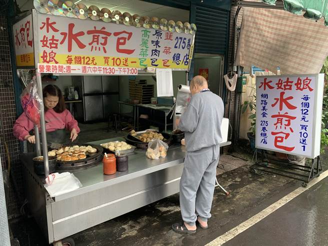 水姑娘水煎包的包子顆顆飽滿,料多實在,吃兩顆幾乎就可抵一餐。(王揚傑攝) image