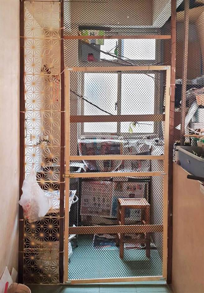 「鳥界帝寶」挑高三米,不但有隱密的鳥巢,還有專用的洗澡、遊戲空間,公設比相當高。(小妤提供) 「鳥界帝寶」挑高三米,不但有隱密的鳥巢,還有專用的洗澡、遊戲空間,公設比相當高。(小妤提供)