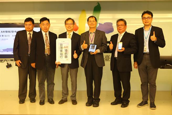 「台灣車站行」APP月底在台北車站K區誠品地下街和Y區台北地下街搶先開放,民眾可體驗透過擴增實境導航至目的地。(張立勳攝) image