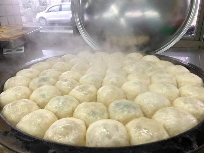 豐田水煎包一鍋50顆,每天限量販售,也可以前一天在臉書訂購。(張祈翻攝) image