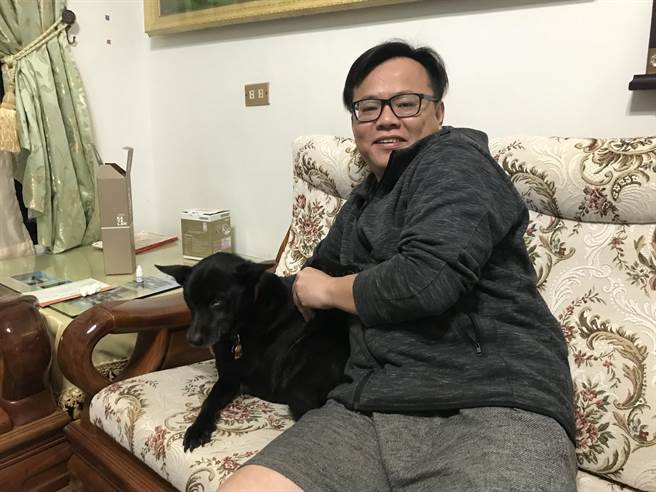 全身黑得發亮的「小乖」是主人游佳偉相當疼愛的看家助手。(胡健森攝) image