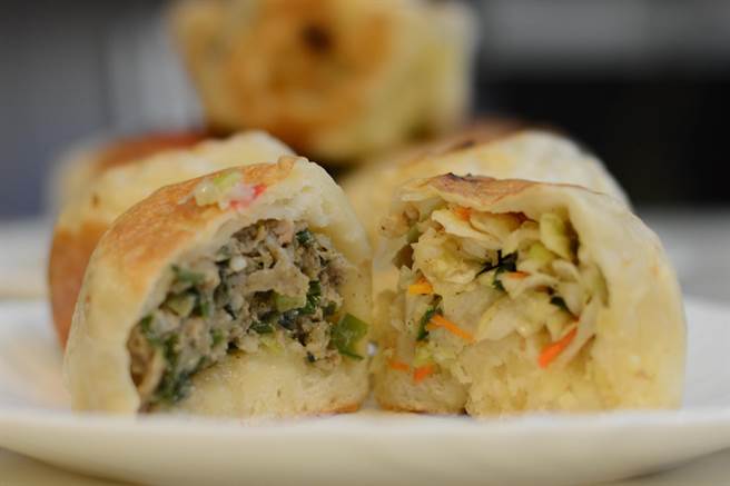 正山東魏家水煎包有菜包(右)、肉包(左)2種口味。(林宏聰攝) 正山東魏家水煎包有菜包(右)、肉包(左)2種口味。(林宏聰攝)