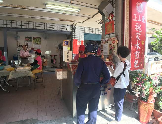 正山東魏家水煎包從小攤車賣成大店面,已是高雄知名水煎包店。(林宏聰攝) 正山東魏家水煎包從小攤車賣成大店面,已是高雄知名水煎包店。(林宏聰攝)