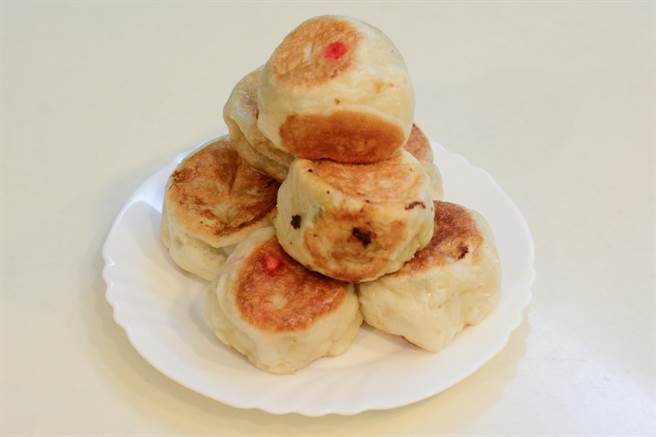 正山東魏家水煎包有菜包、肉包2種口味,店家在肉包上點紅點作為區隔。(林宏聰攝) 正山東魏家水煎包有菜包、肉包2種口味,店家在肉包上點紅點作為區隔。(林宏聰攝)