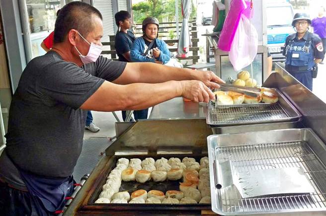 屏東縣長治鄉繁華村的「豐記繁華水煎包」是偏鄉知名美食,下午2點開賣後顧客便絡繹不絕。(潘建志攝) 屏東縣長治鄉繁華村的「豐記繁華水煎包」是偏鄉知名美食,下午2點開賣後顧客便絡繹不絕。(潘建志攝)