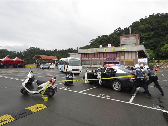 新北市中和警分局1日下午3時許舉辦靖勇專案實警演練,模擬發生恐怖份子挾持事件,動員逾200名警力、民防仿真演練。(葉書宏攝) 新北市中和警分局1日下午3時許舉辦靖勇專案實警演練,模擬發生恐怖份子挾持事件,動員逾200名警力、民防仿真演練。(葉書宏攝)