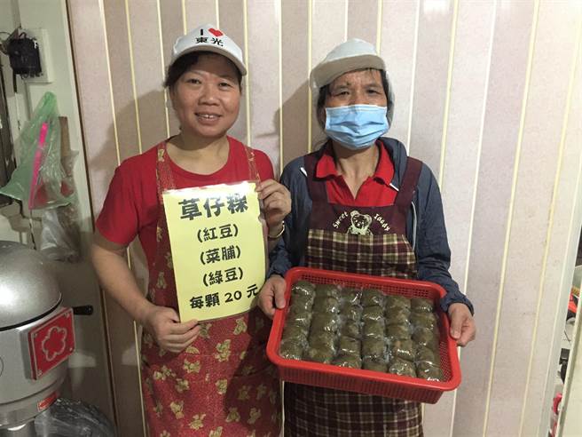 愛珠姊三姊妹手工草仔粿僅接受電話預約,是不少人心目中的隱藏版美食。(游昊予攝) image